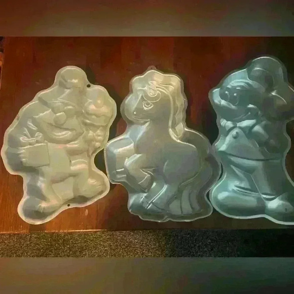 Vintage Character Cake Pans - Picture 1 of 2